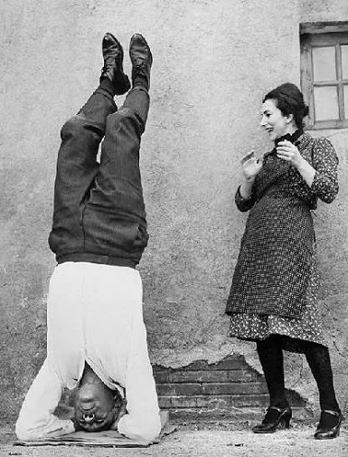 practice yoga handstand with peaceinside.me | inner peace retreats | try chi gong meditation at home