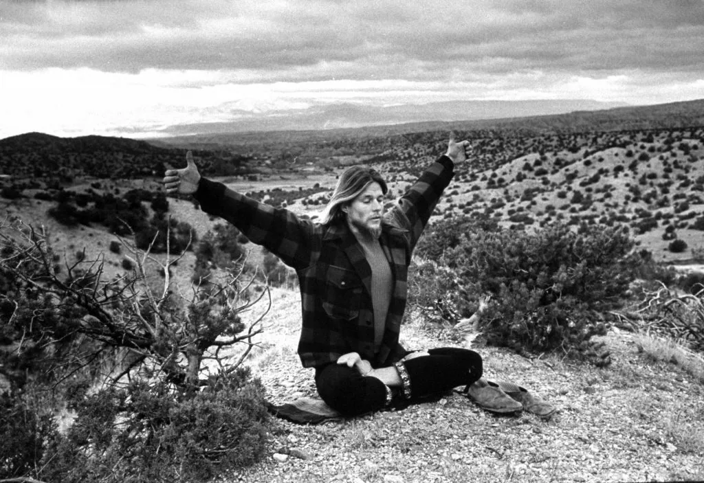 Tom Law is meditating in the desert | discuss mindfulness at peaceinside.me meditation blog and forum