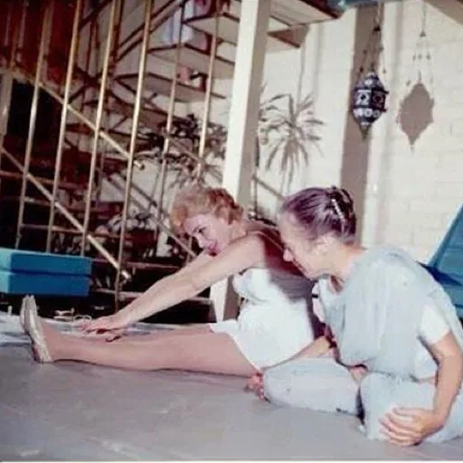 Marilyn Monroe doing yoga | first yoga studio in the usa los Angeles | first online yoga retreat | famous people meditate with peaceinside.me