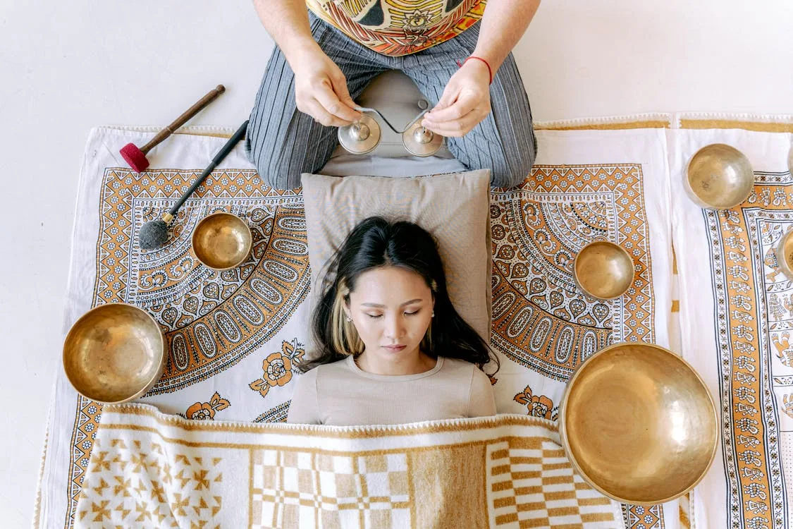 Sound healing meditation, sound bath, Tibetan singing bowls and bell meditation